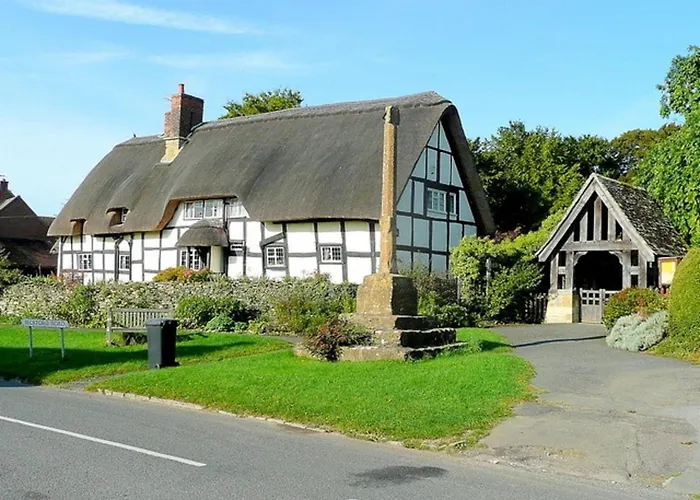 Inviting 2-Bedroom Cabin In Ashton Under Hill