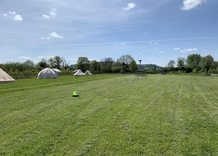 Inviting 2-Bedroom Cabin In Ashton Under Hill