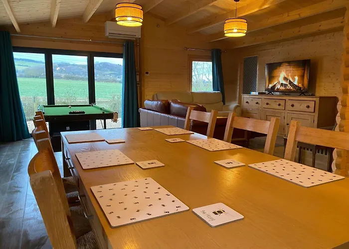 Inviting 2-Bedroom Cabin In Ashton Under Hill
