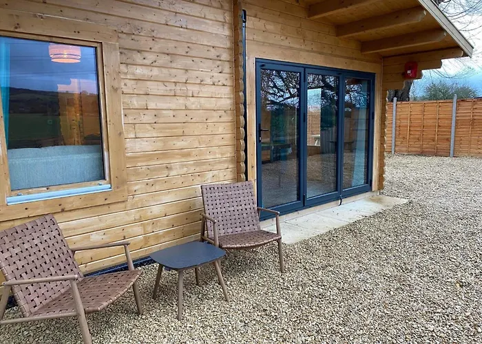Inviting 2-Bedroom Cabin In Ashton Under Hill